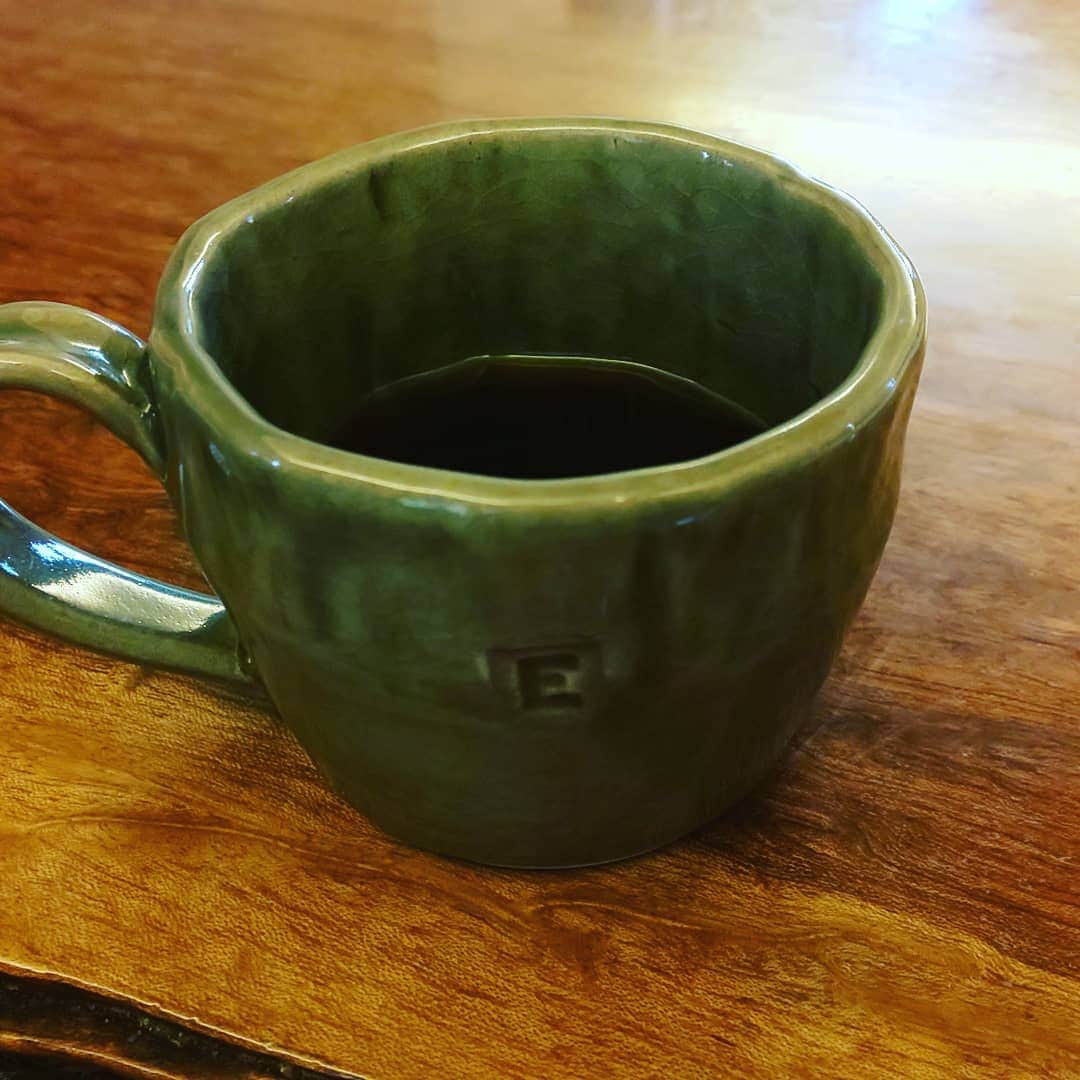 上田悦子さんのインスタグラム写真 - (上田悦子Instagram)「お正月に、旅先で作った マグカップ☕️ 久しぶりにゆっくりと コーヒーを味わう朝です✨ #投稿も久しぶり😊 #蝉しぐれを聞きながら #たまった家事をするとしますかー。」7月26日 9時44分 - uetsuko