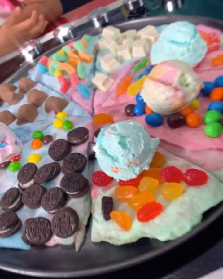 ジェイソン・デルーロのインスタグラム：「Cotton Candy Pizza!! @skylarderulo」