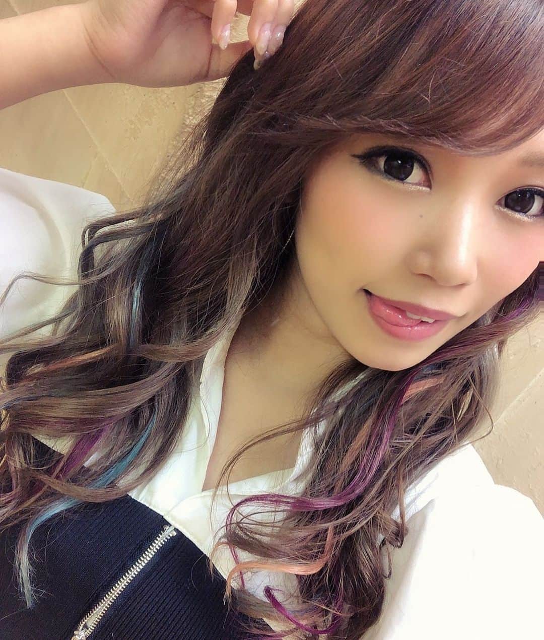R!Nのインスタグラム：「約5ヶ月ぶりのエクステ！ 今回はカラフルなメッシュを入れてみました✌️  ぺろり  #Aldious #selfie #ringemie #エクステ #あるじゃんすー」