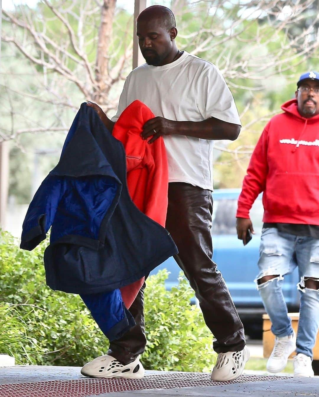 Just Jaredさんのインスタグラム写真 - (Just JaredInstagram)「Kanye West makes a quick visit to a local hospital on Saturday afternoon.  #KanyeWest Photos: Backgrid」7月26日 9時51分 - justjared