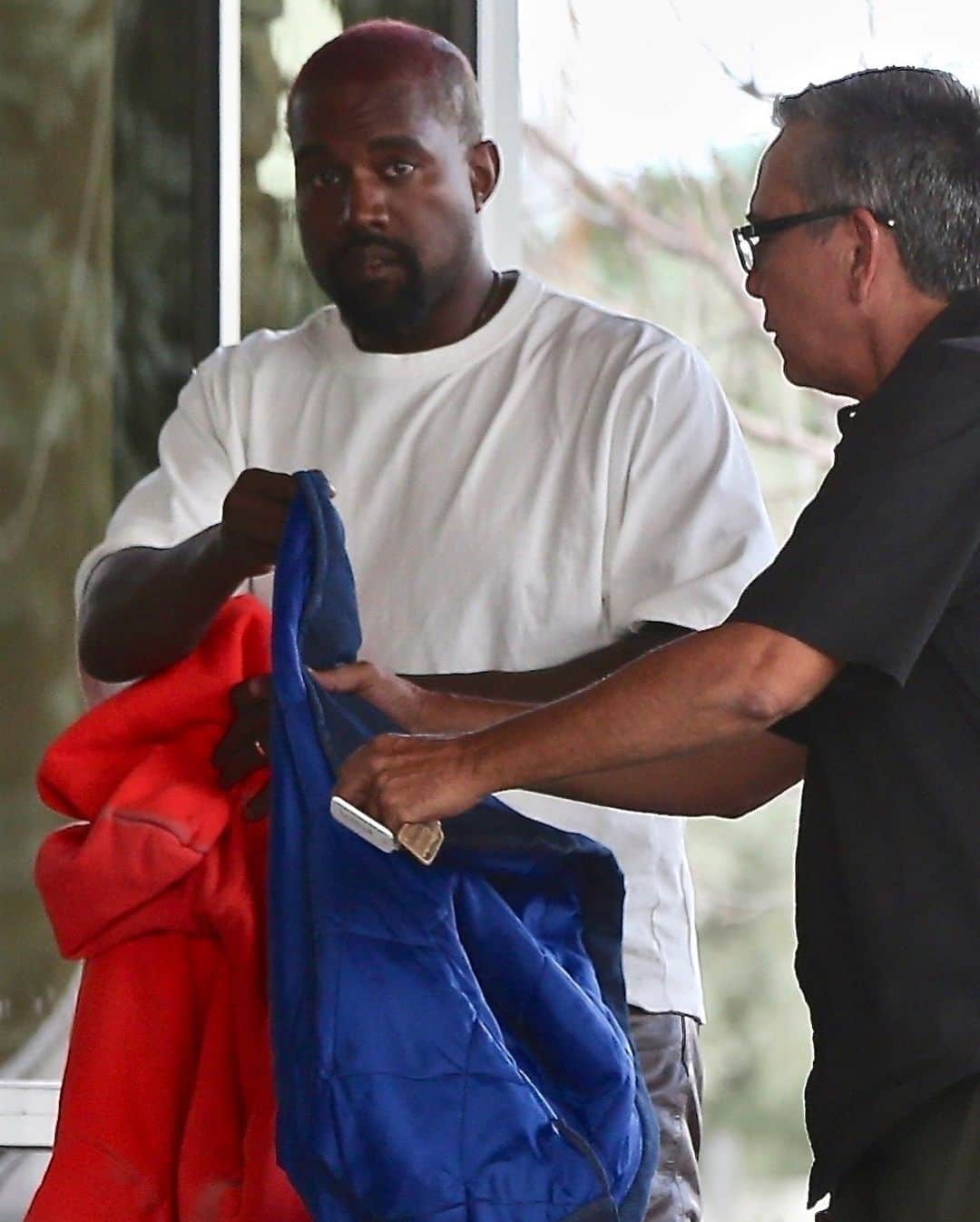 Just Jaredさんのインスタグラム写真 - (Just JaredInstagram)「Kanye West makes a quick visit to a local hospital on Saturday afternoon.  #KanyeWest Photos: Backgrid」7月26日 9時51分 - justjared