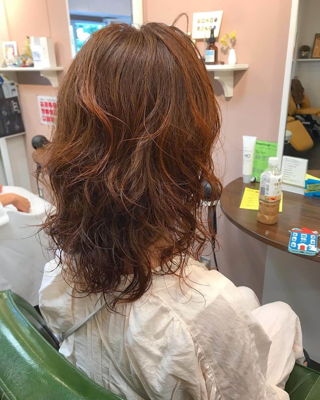 井上花実のインスタグラム：「４ヶ月前のパーマとオレンジヘア🍊 : 結ぶだけでギュンギュンに可愛いパーマ💘 テクいらず✨ 仕上げは全身使える👏ダヴィネス オーセンティックバター🌿✔️✔️ @davinesjapan cut.color.treatment / ¥12,800(+tax)   : #ロンゴガール #ロンゴロンゴ#武雄美容室#武雄#武雄市#佐賀#佐賀美容室#パーマ#ミディアムパーマ#ゆるふわ#ミディアム#オレンジカラー#リアルパーマ #ミディアムヘア#ふわふわ#パーマスタイル#ミディアムアレンジ #オレンジヘアー#暖色系カラー#可愛い髪型#ゆるふわパーマ#hair#hairstyle#髪#fashion#可愛い#髪型#武雄美容室ロンゴロンゴ」