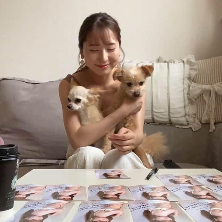 堀尾実咲のインスタグラム：「みんなからグッズ届いたよーってご報告頂けて嬉しい日々です☺️🤍  ・ ・  気に入ってもらえたかな？💋 だいじにしてね♡ ・ ・ 特典の生写真サインはロイロアちゃんたちといっしょにしたよお🐻🐰🤎🤍  ・ ・ ご購入してくださった皆さん、本当にありがとうございました😌💖」