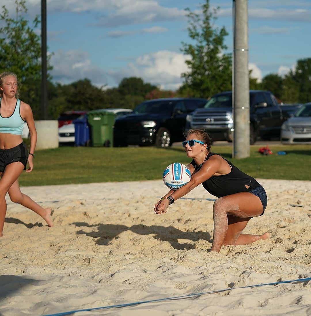 USA Volleyballさんのインスタグラム写真 - (USA VolleyballInstagram)「Showin' off skills at the USA National Beach Tour Junior Championship. - - - 📷 @quadcphotography @rallyvolleyball  @huntsvilleparksandrecreation」7月26日 10時20分 - usavolleyball