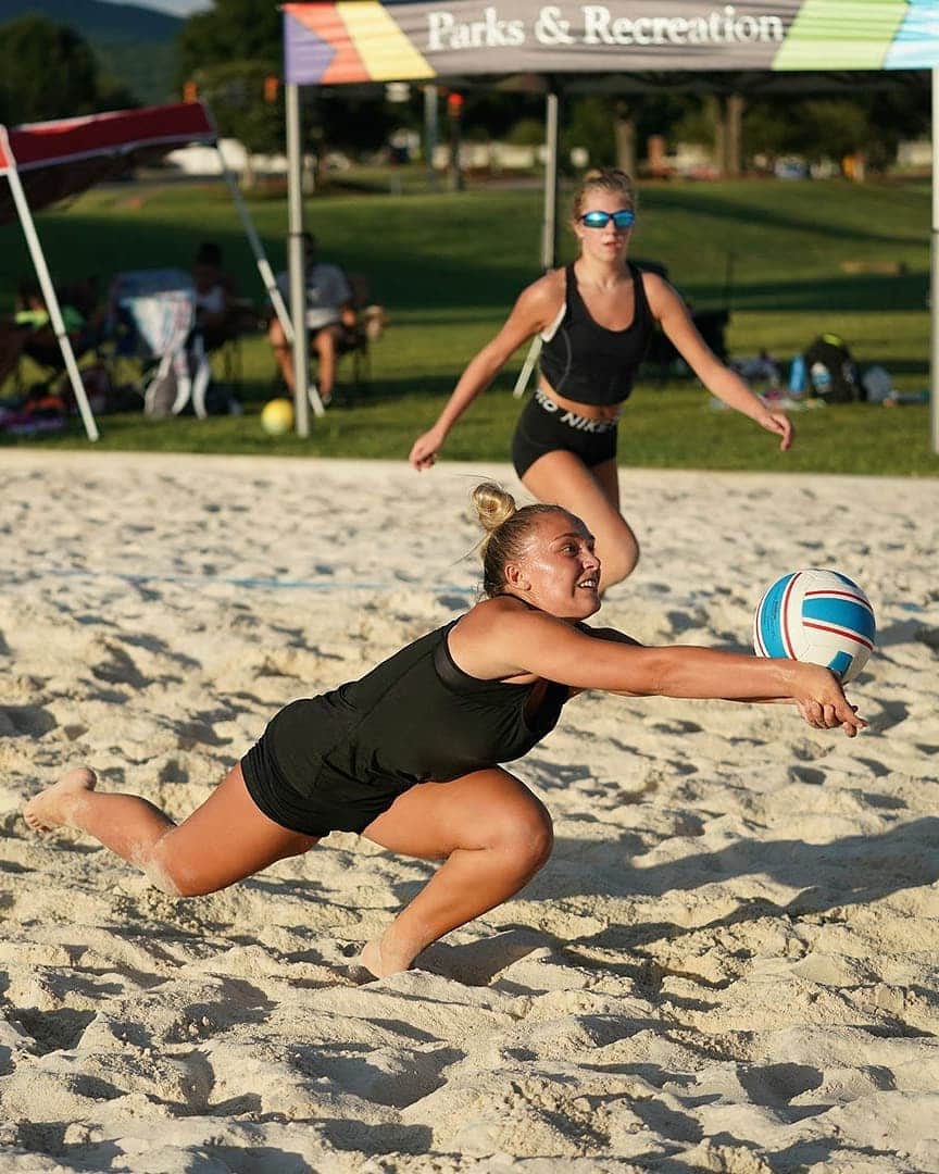 USA Volleyballさんのインスタグラム写真 - (USA VolleyballInstagram)「Showin' off skills at the USA National Beach Tour Junior Championship. - - - 📷 @quadcphotography @rallyvolleyball  @huntsvilleparksandrecreation」7月26日 10時20分 - usavolleyball