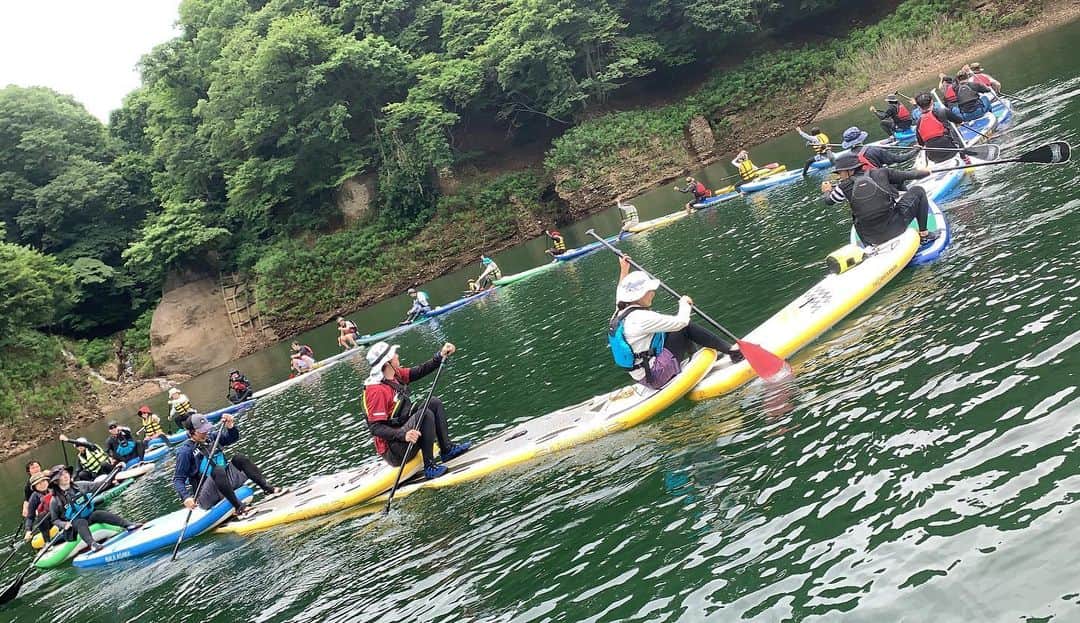 のインスタグラム：「ラマ塾SUP🦙 参加者のみんなとビックサークル！！ はじめましての方がほとんどだったけど、なんかそんな感じしない！全くない！ オンラインの繋がりって近い！！！  #rlabo #sup #スタンドアップパドル #スタンドアップパドルボード #ラマ塾 #平間和徳  #ちゃんかわ」