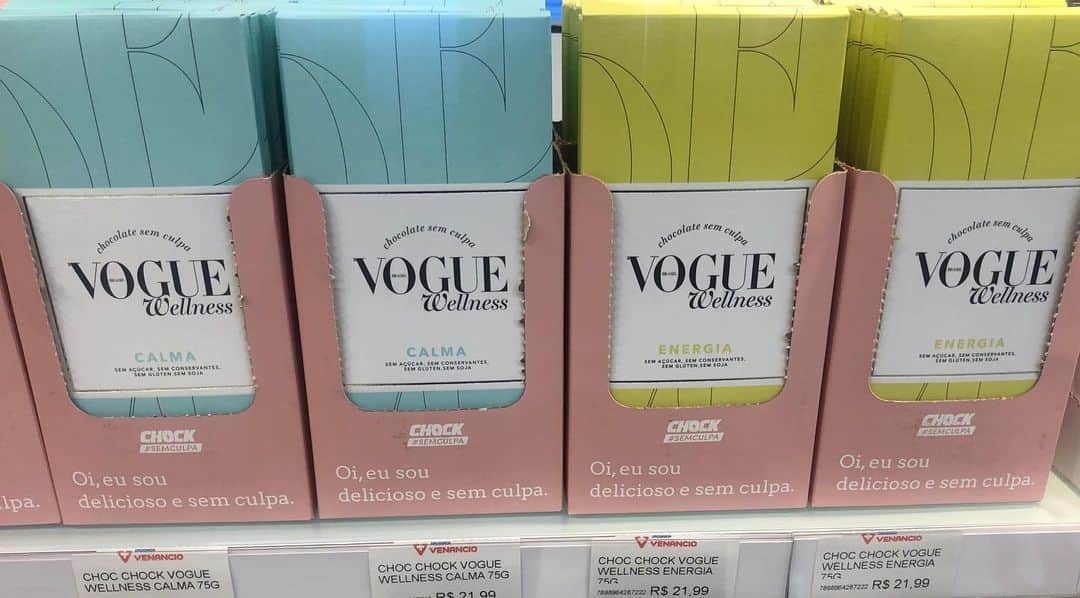 Alice Wegmannのインスタグラム：「esse não é um post pra cancelar a @voguebrasil mas pra trazer uma reflexão sobre todos os alimentos da ~ linha wellness ~ que são vendidos por aí como “sem culpa”. primeiro: isso quer dizer que os outros alimentos a gente come sempre “com culpa”? que eu não posso comer um chocolate ao leite de boa sem achar que tô infringindo uma regra? desde quando a gente passou a demonizar comidas e fazer todo esse terrorismo nutricional? e proibir o pão, arroz, feijão, chocolate, sucrilhos, BANANA, whatever? a gente sabe que consumir os alimentos *in natura* é sempre melhor, mas tá tudo bem comer um chocolate viu gente. até porque muitas vezes é mais saudável do que outros cheios de adoçante e coisas que a gente mal consegue ler no rótulo. e aliás, se uma pessoa ingerir uma grande quantidade dessas barras “sem culpa” num descontrole, será que ela não vai sentir culpa sim? Esse tipo de “fitness” é o antigo normal. o novo normal - o ideal disso - é saúde mental, equilíbrio, prazer (a gente quase esquece onde mora o nosso prazer, né)... e reconhecer a sua própria fome e as suas reais vontades sem culpa. #pas」