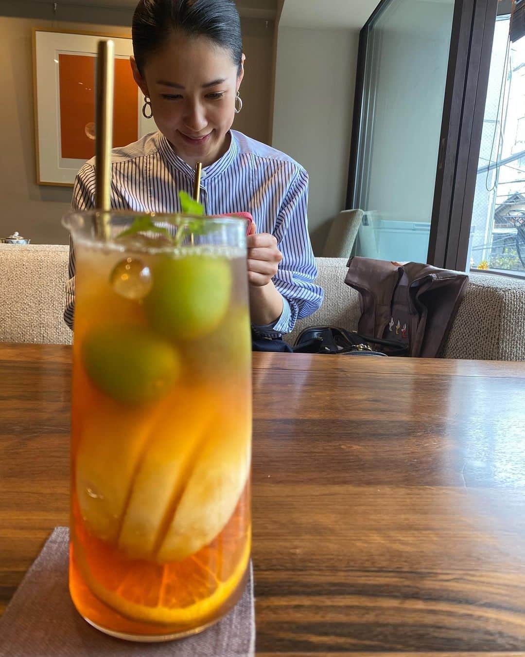 大月さゆのインスタグラム：「明るい話題がほしくて﻿ 思い出写真をスクロール🤳﻿ ﻿ ﻿ ゴロンゴロンのフルーツ🍊🍇🍑﻿が入ったアイスティー ﻿にダイブっ🤿  目で飲んで、、、🤤﻿ 今日もがんばれる〜  #本当にゴロンゴロン #本当は目じゃ足りない #本当はすぐに飲みたい」