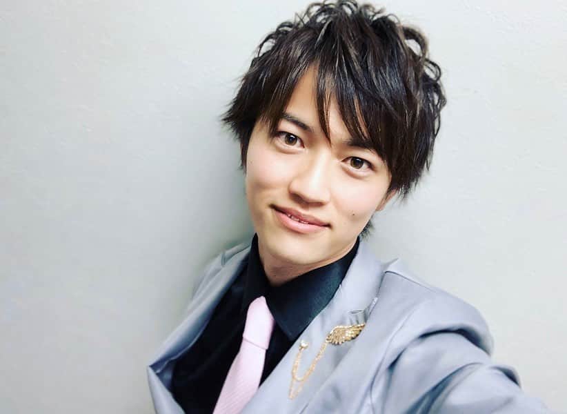 佐伯恵太のインスタグラム：「【出演情報】 不動産一括査定サイト「リビンマッチ」TVCMに出演しております❗️CMでは5人の不動産会社の営業マンがボクシングのリングで競い合っています。僕は「チャラい若手」の役です。なかなかこういった役をいただくことはなかったので新鮮で刺激的でした。現場では監督・スタッフの皆さんに「チャラ男先輩」なんて呼んでいただけて楽しかったです！笑  YouTubeでも観られますので「リビンマッチ CM」で検索してください！たくさん観ていただけたら嬉しいです。随所にチャラさを散りばめておりまして、YouTubeでスローで観ていただいても面白いと思います✨ #リビンマッチ #CM #TVCM #俳優 #出演情報」