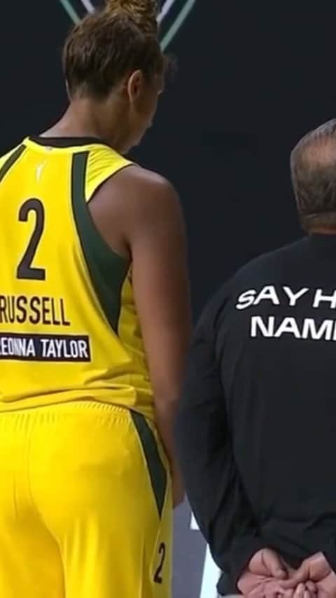 ダニエラ・ルーアのインスタグラム：「The trend may be slowing down but the fight continues to bring justice to #breonnataylor and every other senseless death. Thank you @wnba and players for doing the right thing ✊🏼#sayhername . A moda começa a passar mas a luta continua pela justiça no caso de Breonna Taylor e todas as outras mortes sem sentido. Obrigada #wnba e jogadoras por fazerem aquilo que é correto ✊🏼 . #sayhername #thefightcontinues #wewillnotgiveup #womenforwomen #basketball」