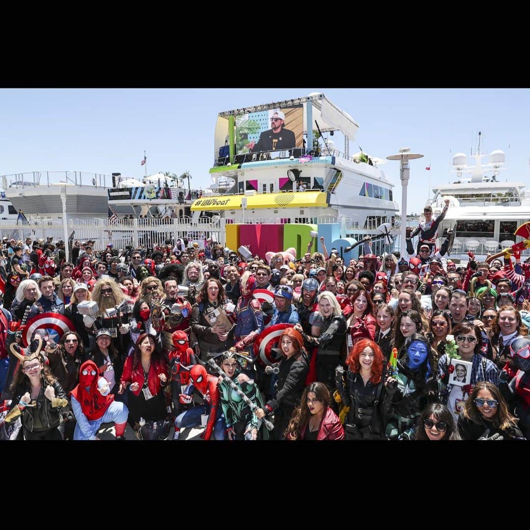ケヴィン・スミスのインスタグラム：「This pic was taken one year ago at @comic_con, back when you could cram this many people into a space! I’m the guy on the @imdb screen, at home in my element, surrounded by fellow fans of the popular arts! We won’t be able to replicate this moment until there’s a vaccine - but we can still get our #comiccon on! Courtesy of the good folks behind #comicconathome, I present my annual Hall H panel... from my living room!  Watch it at the link in my bio to hear about all the stuff I’m working on and see the trailer for my new horror anthology, KILLROY WAS HERE! Warning: there are lots of curse-covering bleeps. Many thanks to @joshroush for all the bells and whistles! #KevinSmith #hallh #horror #killroywashere #comiccon」