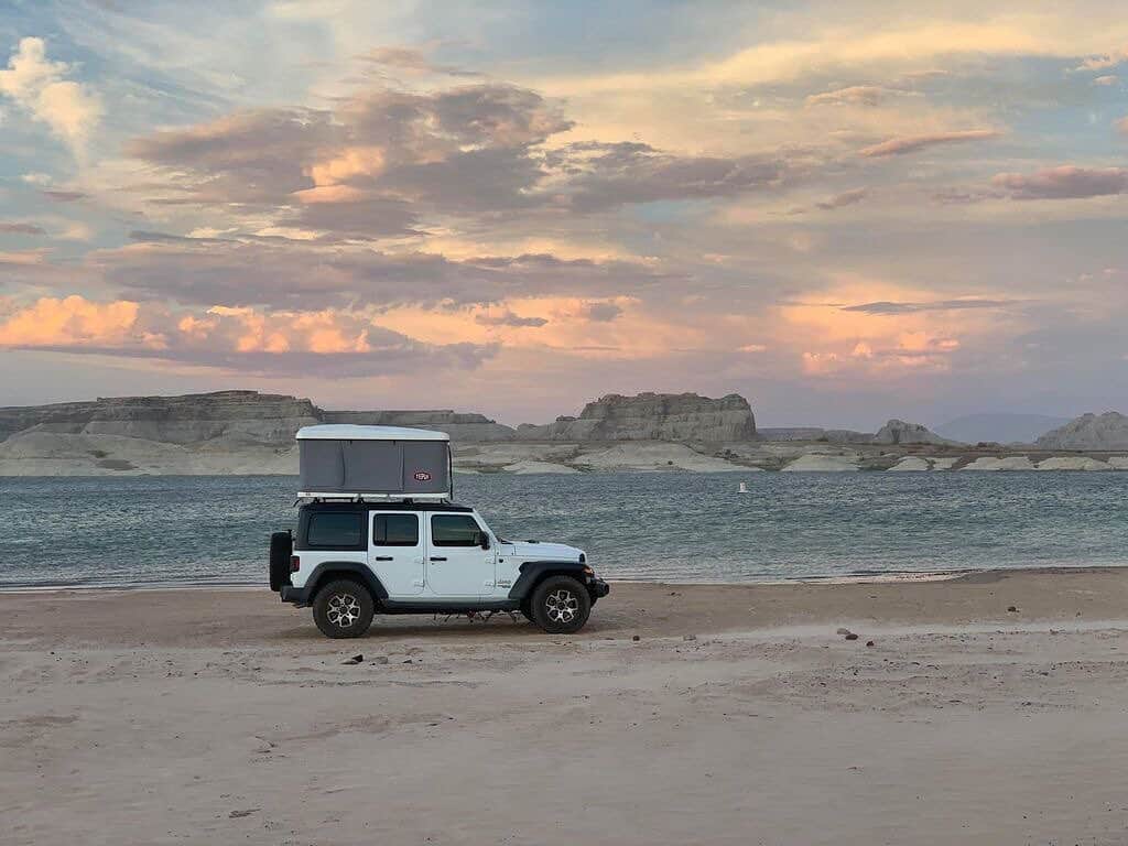 のインスタグラム：「ロードトリップ🚐で立ち寄った、ローンロックビーチ(Lone rock beach) ビーチが付く名前ですが、ここはパウウェル湖(Lake Powell)という湖の湖畔です。 キャンプ⛺️するとキレイな夕焼けから、夜は本当に星⭐️がたくさん見えて、朝も絶景の中で迎えることができます。 日中は、湖でカヤックなどウォーターアクティビティを大自然の中で体験するのがオススメ🛶👙🩳 ユタ州ですが、アリゾナ州との境近くです🏞 . #usa #america #studyabroad #livinginamerica #camping #roadtrip #photooftheday #lakepowell #lonerockbeach #campground #boat #sunset #sunrise #アメリカ #アメリカ生活 #留学 #ユタ州 #キャンプ場 #絶景キャンプ #ボート #ロードトリップ #テント #湖 #ビーチ #グレンキャニオン #絶景 #星空 #夕焼け #日の出 #夏休み」
