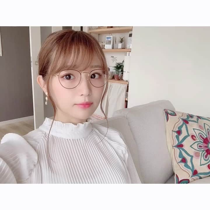 長谷川かすみのインスタグラム：「#韓国風おだんご  って髪型らしい💁‍♀️  今回は @hitomi_0616 さんの投稿を参考にさせていただきました🤲  tops→ @archives__official  earring→ @3coins_official  glasses→ @resee.official   cushion→ @marionette_interior   最後に見える豆苗の生活感😂笑」