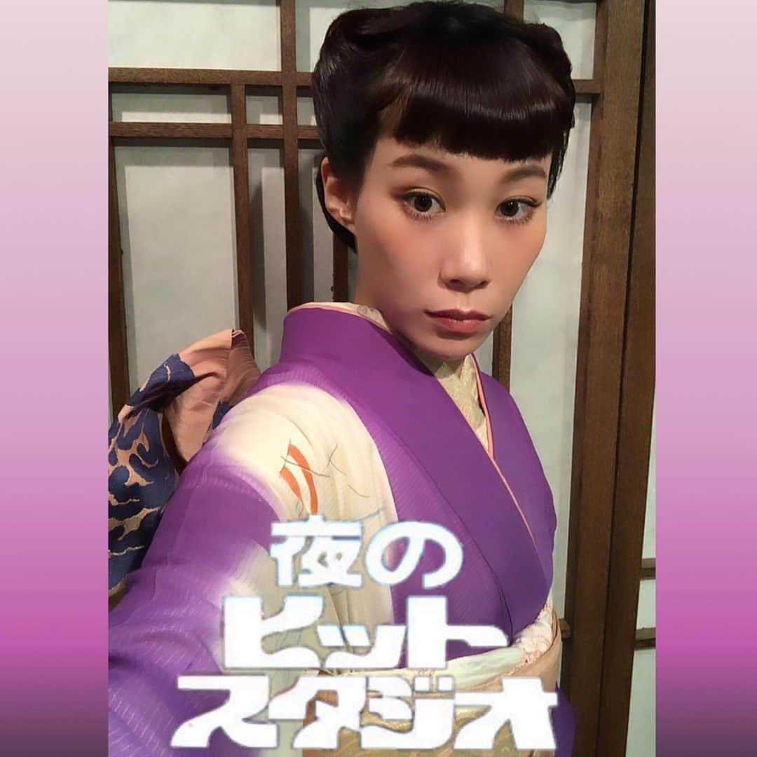 マドモアゼル・ユリアさんのインスタグラム写真 - (マドモアゼル・ユリアInstagram)「Self hair styling for Kimono 👘  昨日は撮影だったので、頑張って髪をセットしました💆🏻‍♀️ 写真撮っておこうと思ったら、インスタで不思議なフィルターを見つけました。懐かしの番組フィルター👀？ 文字生かしたので反転してる🥺 久々にカーラーで巻いてから髪をセットしてみました。この辺りを参考にしました💁🏻‍♀️ ほどくと高見沢さん風。 また近々ヘアの事等インスタライブしようかなと思ってます☺️リクエストあれば教えてください💜 #selfhairstyle #細雪 #アンティーク着物 #和装ヘア #セルフヘアアレンジ #kimono」7月26日 10時57分 - mademoiselle_yulia