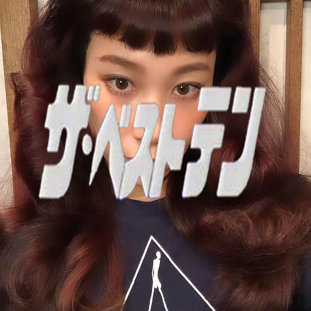 マドモアゼル・ユリアさんのインスタグラム写真 - (マドモアゼル・ユリアInstagram)「Self hair styling for Kimono 👘  昨日は撮影だったので、頑張って髪をセットしました💆🏻‍♀️ 写真撮っておこうと思ったら、インスタで不思議なフィルターを見つけました。懐かしの番組フィルター👀？ 文字生かしたので反転してる🥺 久々にカーラーで巻いてから髪をセットしてみました。この辺りを参考にしました💁🏻‍♀️ ほどくと高見沢さん風。 また近々ヘアの事等インスタライブしようかなと思ってます☺️リクエストあれば教えてください💜 #selfhairstyle #細雪 #アンティーク着物 #和装ヘア #セルフヘアアレンジ #kimono」7月26日 10時57分 - mademoiselle_yulia