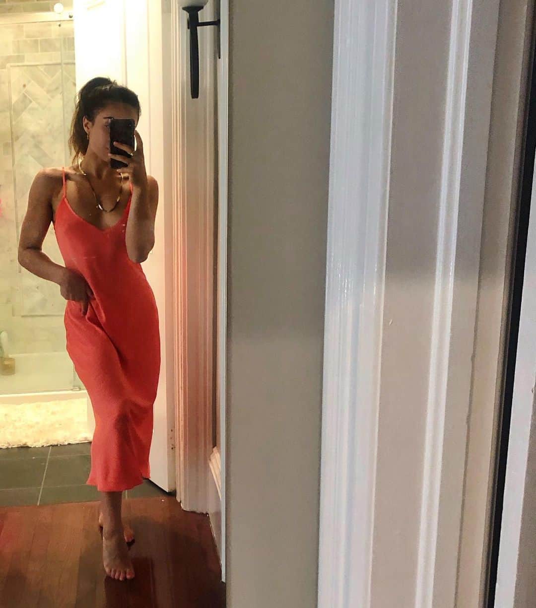 ビクトリア・ムーアズのインスタグラム：「When the world gets crazy put on a pretty dress」