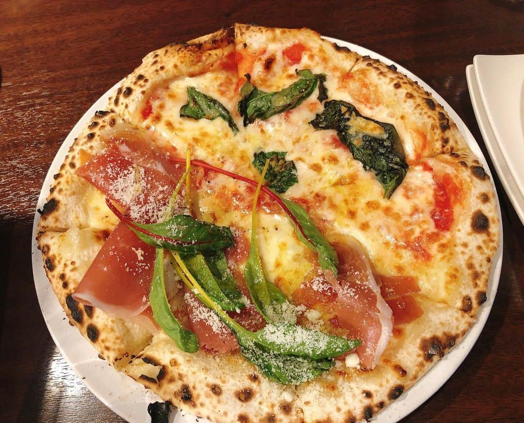 佐々木もよこのインスタグラム：「ランチピザ🍕 ﻿ ハーフ&ハーフでマルゲリータと生ハム🍕﻿ ﻿ バジルとルッコラって、本当最高の仕事してくれるよね🥺🥺❤️✨﻿ ﻿ 最後はジェラートまで食べて大好きなイタリアンランチは本当幸せになります🥰❤️❤️﻿ ﻿ ﻿ ﻿ #ピザ姫#ピザ#マルゲリータ#生ハムとルッコラのピザ#pizza#pizza🍕 #pizzapizzapizza」