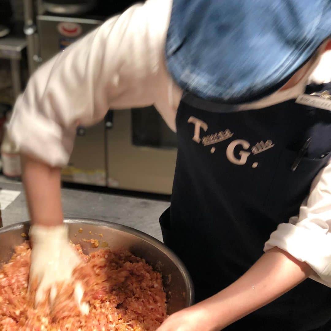 T.G.HEARTH TGハースのインスタグラム：「こんにちはTGハースです！﻿ 今日も元気に営業してますのでちょっとだけでも寄ってもらえると嬉しいです💕💕﻿ ﻿ 写真は明日からのランチのハンバーグを練っているところです🤓﻿ ﻿ ☎️03-6416-9445←ﾖｳﾁｪｹﾗ👍﻿ ﻿ ◆モバイルオーダーも出来るようになりました✨﻿ プロフィールからHPをアクセスしてください♪﻿ モバイルオーダー﻿ https://tgh.for.dinii.jp/﻿ ﻿ ◆Uber eats・menu・出前館によるデリバリー﻿ 11:30〜21:00﻿ ﻿ ◆LINE@登録お願いします♪﻿ https://lin.ee/g0H4jc6﻿ ﻿ ﻿ 皆さまの笑顔に会えますように！💕💕💕﻿ ﻿ #TGハース#代官山ディナー#代官山ランチ#恵比寿グルメ#恵比寿ビストロ#恵比寿ディナー#代官山グルメ #ハース #代官山テイクアウト#恵比寿ランチ#プリン#チーズ#ロティサリーチキン#テイクアウトしよう#menu#恵比寿ワイン#テイクアウト#渋谷ディナー#恵比寿チーズ#tghearth#渋谷グルメ#渋谷ランチ#恵比寿チーズ#カフェ#チーズケーキ#渋谷テイクアウト#恵比寿新聞#恵比寿ビール#チーズフォンデュ#恵比寿テイクアウト」