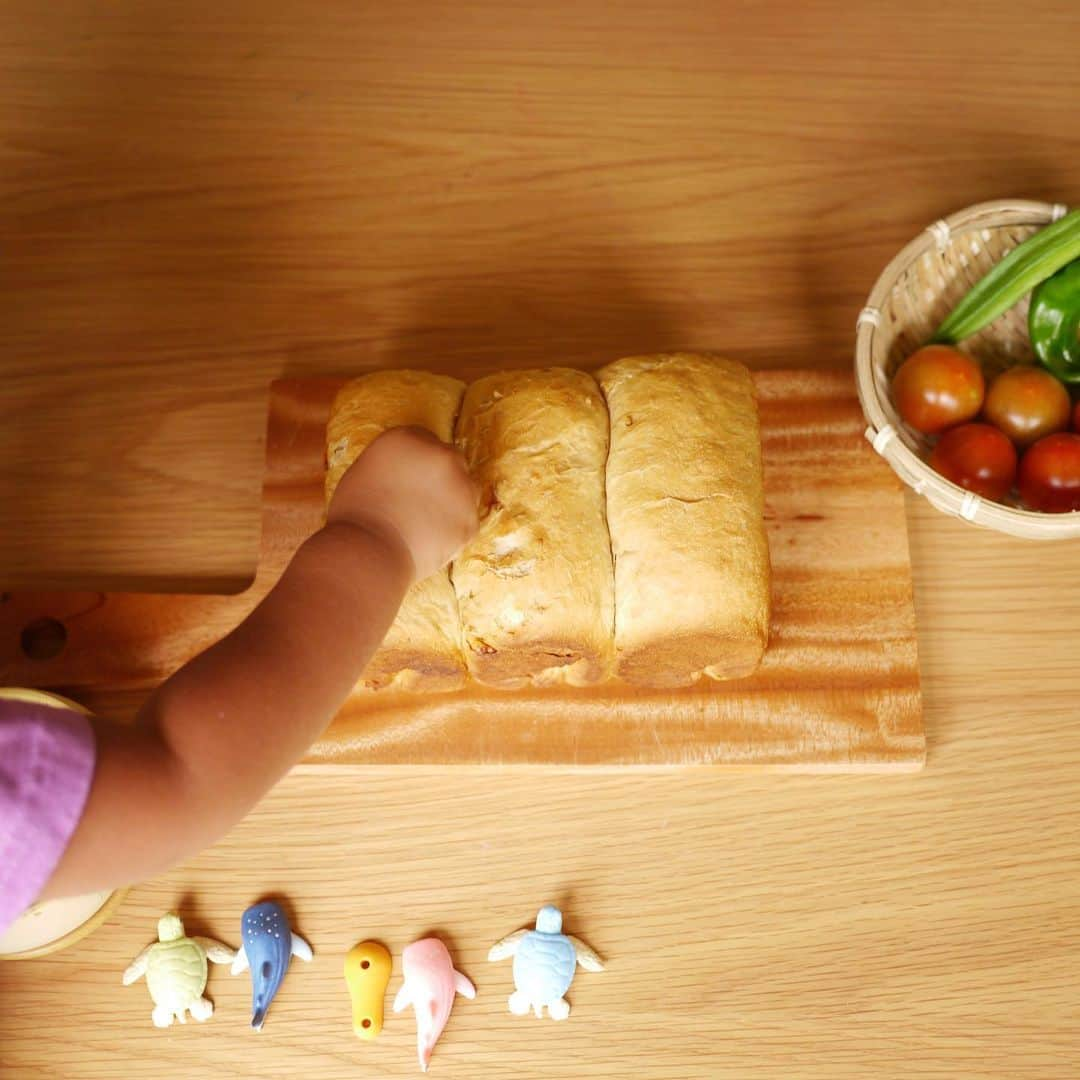 COLLOのインスタグラム：「黒糖クルミの食パン🍞✨  おてんば絶好調の娘とすくすく成長中のベビ、てんやわんやの育児の疲れを台所で発散しています💨  ほんのり甘くて クルミの食感があって 美味しい〜🥰  写真撮り出して一瞬でつまみ食いスタート😅 クルミ、美味しいよね  #手作りパン  #こどものいる暮らし  #あかちゃんのいる生活  #2人育児って想像以上 #大変だけどhappyもたくさん #とにかく倍増〜！」