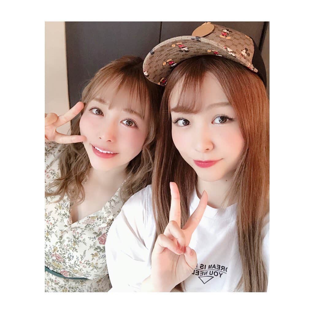 相田瑠菜のインスタグラム：「｡* ❤︎… のなTime …❤︎*。﻿ ﻿ 近所だから最高なんです🥺💗✨﻿ lunchしてお家でぼーっとしてる時間が﻿ 癒しすぎるฅ•ω•ฅﾆｬﾆｬｰﾝ✧✨﻿ すぐバイバイしてもすぐ家着く🏠❤﻿ 一人暮らし最高だよね！って ずっと話してた💗笑﻿ あと猫飼いたいが口癖になりそう🐱💫 ﻿ にしてものなが隣にいるゲリラ配信の﻿ 盛り上がりよう忘れません👏👏✨💕笑﻿ 皆に似てる～って言われまくったねw ﻿ #lunch #ランチ #カフェ巡り #カフェ好きな人と繋がりたい #女子会 #カフェ部 #おうち時間 #おうちデート #猫 #親友 #癒しの時間 #癒しの空間 #ランチタイム #cafe #catstagram #bestfriend #東京カフェ #japanesegirl #tokyo #likeforlikes #instafood #love #happy #cat #smile #stayhome」