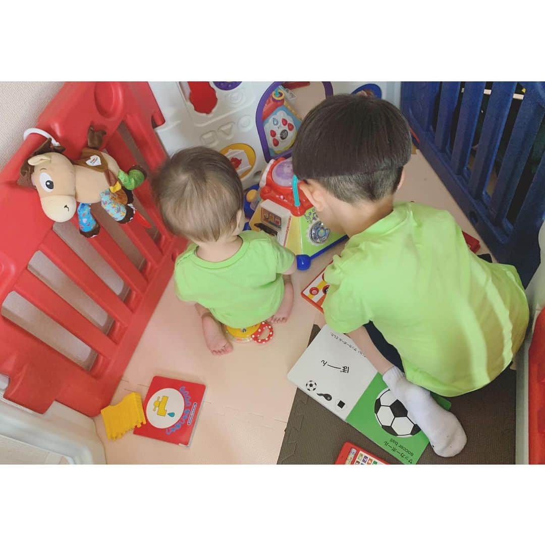 高見まなみのインスタグラム：「子どもの後頭部フェチ👶🏻👦🏻  #後頭部フェチ #動物の後頭部も大好物　  #ベビーサークル」