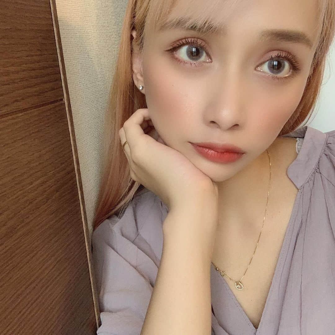 望月リカのインスタグラム：「. . #きょうのからこん . .  フチが薄いパープルで、 中の色が薄いピンクブラウンです! DIA14.0mmでナチュラルサイズなのでどんな感じに発色するのかな？ と思ったけど盛れるし、 付けてみるとかわいい〜〜っっ って声が出るほど可愛かったです💜 めっちゃ好みすぎるからこん♪  発色はとても良いのですが、DIA14.0mmで大きくないので 瞳に馴染んで自然です♡🥺 . これほんとかわいくて、 絶対リピするって決めてる♡ . . #モアコン#カラコン#モアコンモデル #ピエナージュミミジェム #ミミピンクトパーズ #カラコンレポ#カラコンレビュー  #カラコン着画 #カラコン通販  . .」