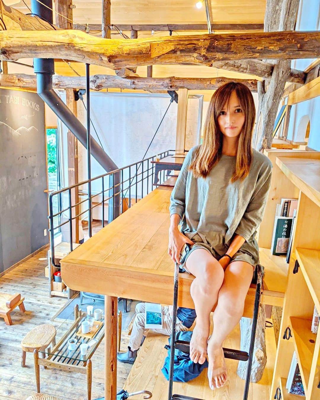 奥山絵里奈さんのインスタグラム写真 - (奥山絵里奈Instagram)「先週行った#箱根旅行 🚗  素敵な#足湯カフェ を発見！  #箱根登山鉄道 宮ノ下駅すぐにある#narayacafe ☕︎  足湯やキッズスペース お洒落な座席などがある素敵なカフェでした！  ここでパフェを頼んだのですが、 中に入った餡子が絶品で驚きました😳  ピザなどもあって食事も美味しそうなのでまた行きたいお店です😌  キッズスペースが充実していたので 子供が遊べて親は割とゆっくりお茶も出来るので 子連れにもオススメ！  今度は足湯の方も入ってみたいなぁ〜！  #箱根カフェ #箱根グルメ #箱根足湯 #箱根足湯カフェ #ナラヤカフェ #hakone #hakonejapan #子連れスポット #キッズスペースのあるカフェ #子連れ旅行 #神奈川カフェ #神奈川観光 #箱根観光#2歳8ヶ月男の子#子連れカフェ#箱根観光スポット」7月26日 11時19分 - erinaokuyama