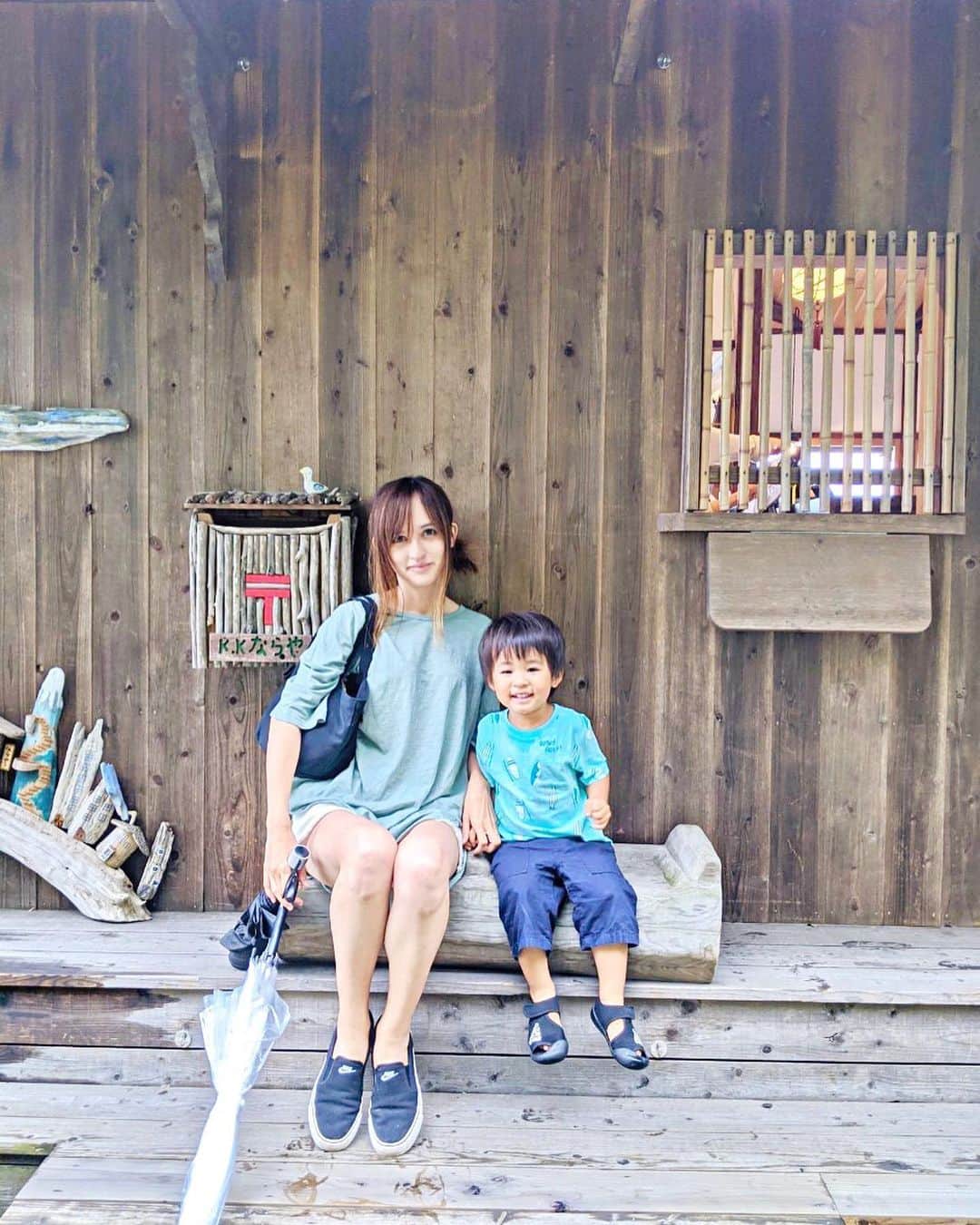 奥山絵里奈さんのインスタグラム写真 - (奥山絵里奈Instagram)「先週行った#箱根旅行 🚗  素敵な#足湯カフェ を発見！  #箱根登山鉄道 宮ノ下駅すぐにある#narayacafe ☕︎  足湯やキッズスペース お洒落な座席などがある素敵なカフェでした！  ここでパフェを頼んだのですが、 中に入った餡子が絶品で驚きました😳  ピザなどもあって食事も美味しそうなのでまた行きたいお店です😌  キッズスペースが充実していたので 子供が遊べて親は割とゆっくりお茶も出来るので 子連れにもオススメ！  今度は足湯の方も入ってみたいなぁ〜！  #箱根カフェ #箱根グルメ #箱根足湯 #箱根足湯カフェ #ナラヤカフェ #hakone #hakonejapan #子連れスポット #キッズスペースのあるカフェ #子連れ旅行 #神奈川カフェ #神奈川観光 #箱根観光#2歳8ヶ月男の子#子連れカフェ#箱根観光スポット」7月26日 11時19分 - erinaokuyama