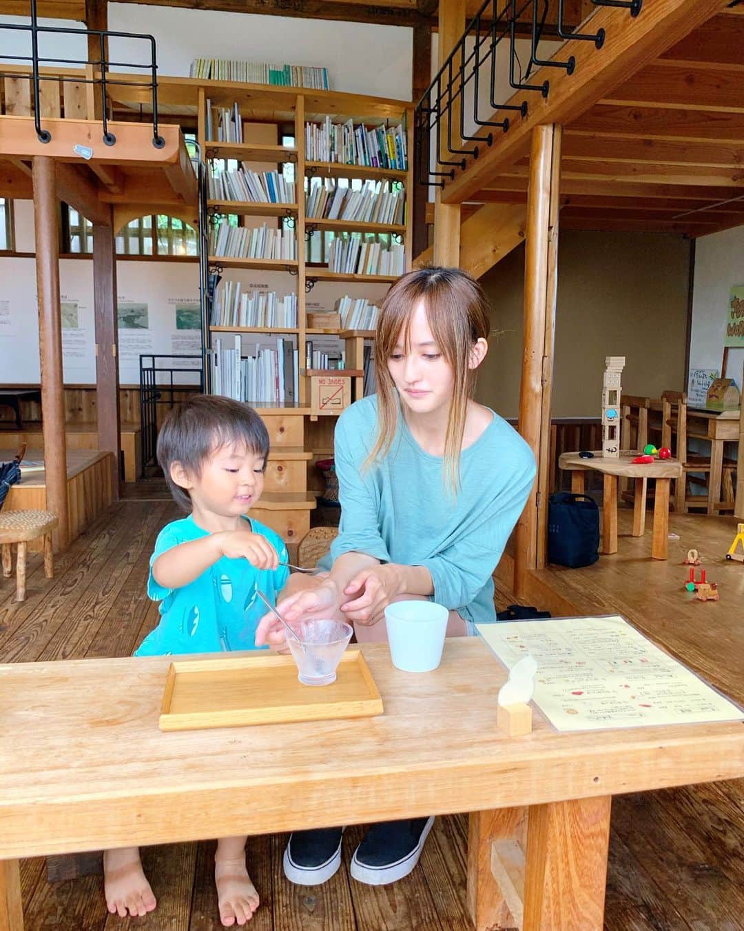 奥山絵里奈さんのインスタグラム写真 - (奥山絵里奈Instagram)「先週行った#箱根旅行 🚗  素敵な#足湯カフェ を発見！  #箱根登山鉄道 宮ノ下駅すぐにある#narayacafe ☕︎  足湯やキッズスペース お洒落な座席などがある素敵なカフェでした！  ここでパフェを頼んだのですが、 中に入った餡子が絶品で驚きました😳  ピザなどもあって食事も美味しそうなのでまた行きたいお店です😌  キッズスペースが充実していたので 子供が遊べて親は割とゆっくりお茶も出来るので 子連れにもオススメ！  今度は足湯の方も入ってみたいなぁ〜！  #箱根カフェ #箱根グルメ #箱根足湯 #箱根足湯カフェ #ナラヤカフェ #hakone #hakonejapan #子連れスポット #キッズスペースのあるカフェ #子連れ旅行 #神奈川カフェ #神奈川観光 #箱根観光#2歳8ヶ月男の子#子連れカフェ#箱根観光スポット」7月26日 11時19分 - erinaokuyama