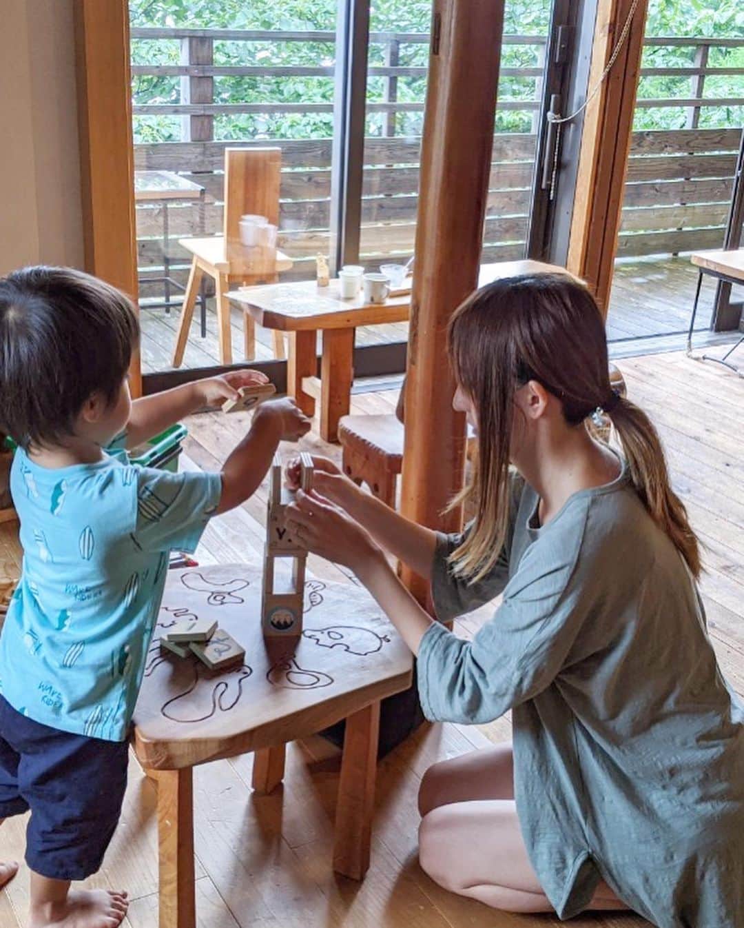 奥山絵里奈さんのインスタグラム写真 - (奥山絵里奈Instagram)「先週行った#箱根旅行 🚗  素敵な#足湯カフェ を発見！  #箱根登山鉄道 宮ノ下駅すぐにある#narayacafe ☕︎  足湯やキッズスペース お洒落な座席などがある素敵なカフェでした！  ここでパフェを頼んだのですが、 中に入った餡子が絶品で驚きました😳  ピザなどもあって食事も美味しそうなのでまた行きたいお店です😌  キッズスペースが充実していたので 子供が遊べて親は割とゆっくりお茶も出来るので 子連れにもオススメ！  今度は足湯の方も入ってみたいなぁ〜！  #箱根カフェ #箱根グルメ #箱根足湯 #箱根足湯カフェ #ナラヤカフェ #hakone #hakonejapan #子連れスポット #キッズスペースのあるカフェ #子連れ旅行 #神奈川カフェ #神奈川観光 #箱根観光#2歳8ヶ月男の子#子連れカフェ#箱根観光スポット」7月26日 11時19分 - erinaokuyama