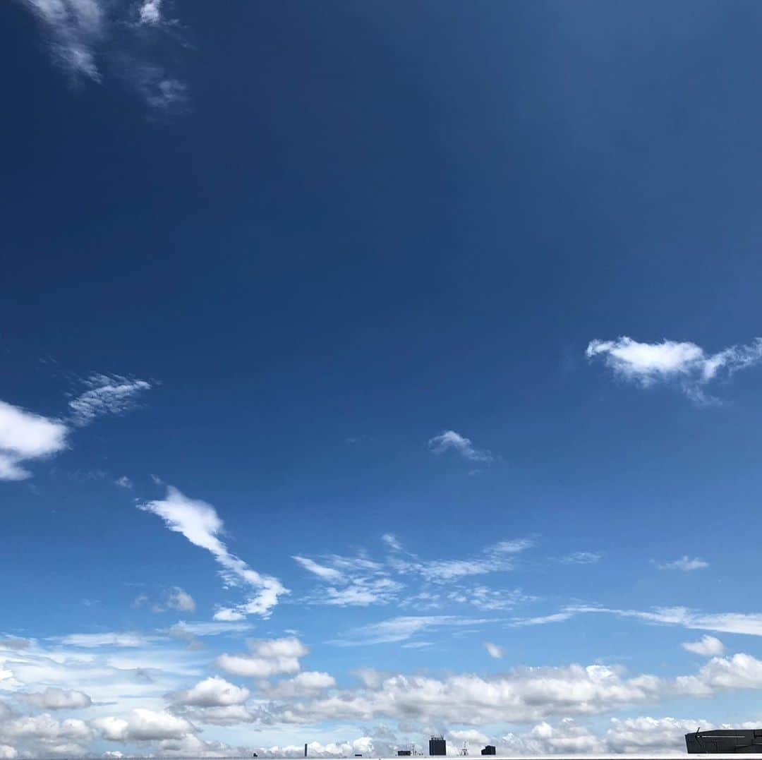 シーサーのインスタグラム：「・ ・ 夏のアオになってきたなぁ。 舞台はあっという間の千秋楽。 ココロ込めて。 みんな様ナイスホリデーを◎ ピス！」