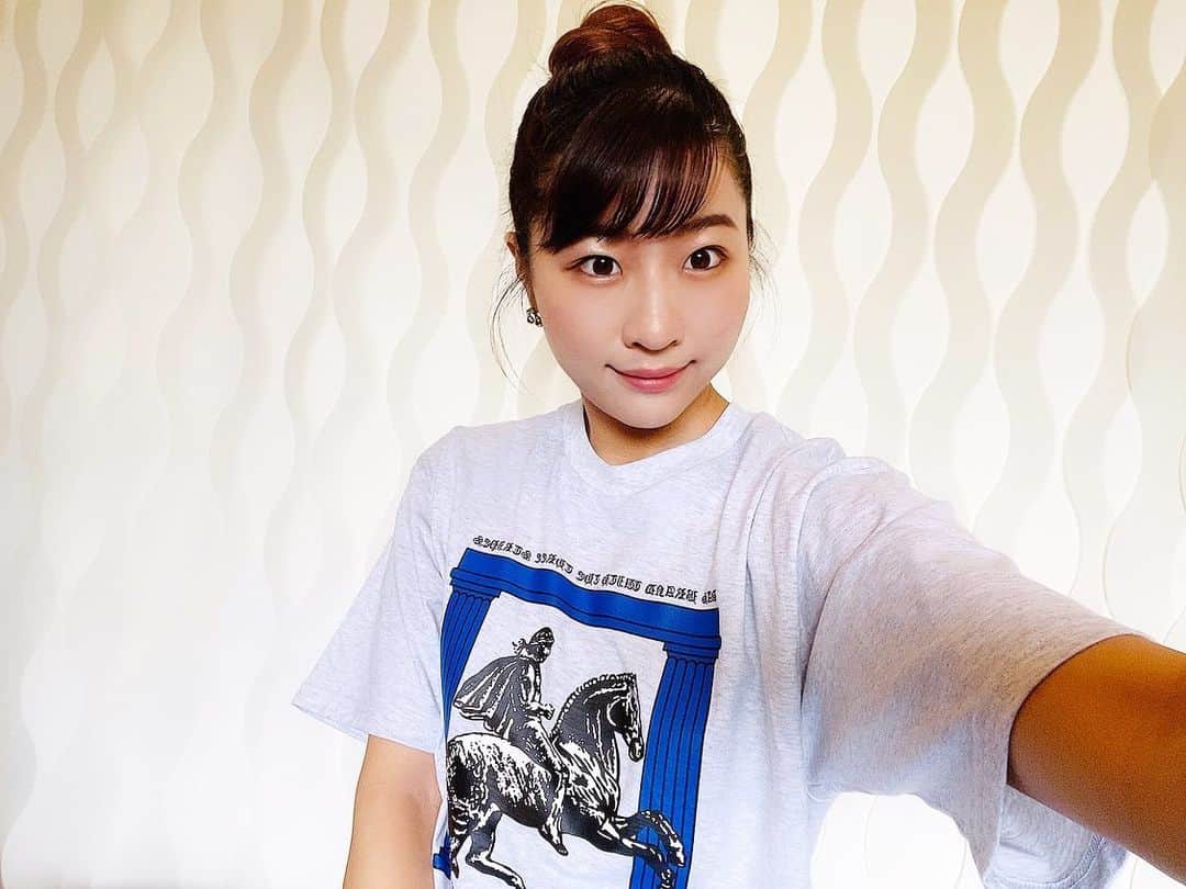 Chiharuのインスタグラム：「ジムに造設したブラインドカーテンが、いい感じの背景になる☺️💛 今日もふぁいてぃん！ . #ちートレ #筋トレ動画 #家トレ #筋トレ女子 #腹筋女子 #減量中  #女性パーソナルトレーナー #美尻トレーニング #お尻トレーニング  #腹筋トレーニング  #美脚トレーニング  #nike好き　 #ナイキ女子  #スニーカー女子 #nikewomen  #ダイエット方法  #トレーニングウェア  #workoutathome  #workoutmotivation  #workoutgirl」