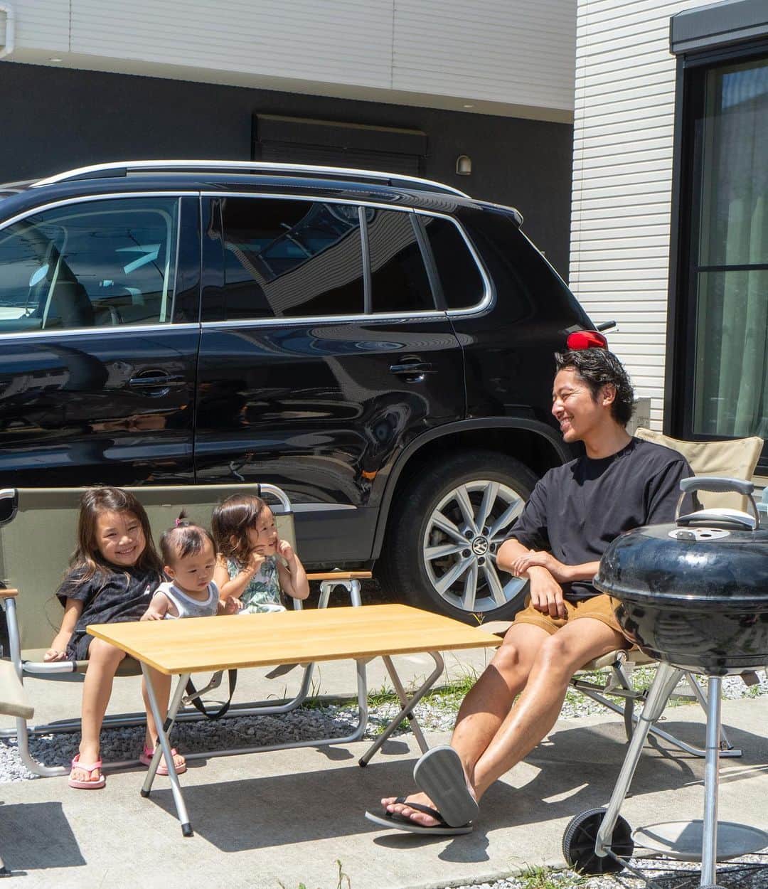 高田朋佳のインスタグラム：「Shooting before get ready for family BBQ🍺🍖  ———————————————————————— #familyfirst #bbq #lifestyle #summerstyle #mensstyle #mensstyleguide #menswear  #takadachannel #youtuber #onlyone #newcolonialstyle #jetset #singapore #luxuryresort #colonyclothing #singaporelife #singaporestyle  #lifestyle #fashion #mensfashions #dapper #igfashion #sprezzatura」