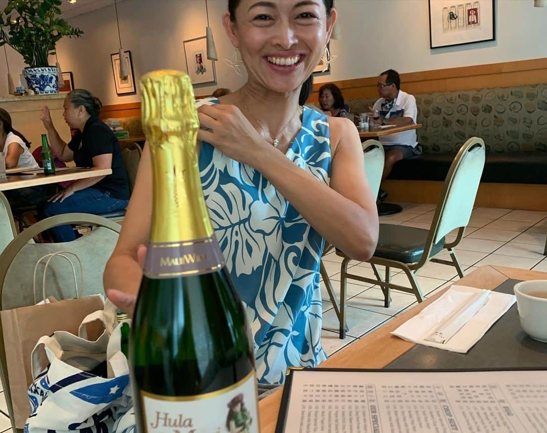 飯島寛子さんのインスタグラム写真 - (飯島寛子Instagram)「HPUの大学院を卒業された愛子さんとのご飯会。Maui のパイナップルスパークリングワインで乾杯！ここはBYOB“bring your own bottle”と言ってレストランがお酒のライセンスがないので、お酒を持ち込むことができます。 #asiamanoa #中華　#ハワイ暮らし」7月26日 11時32分 - hirokoiijima