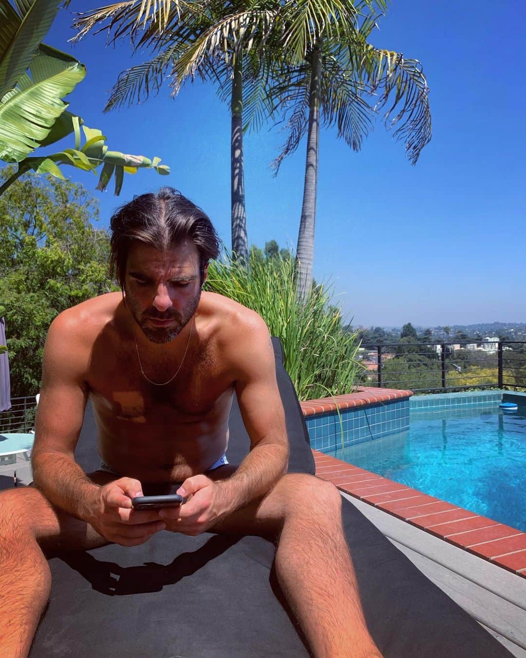 ザカリー・クイントのインスタグラム：「felt like hydra all day today...」