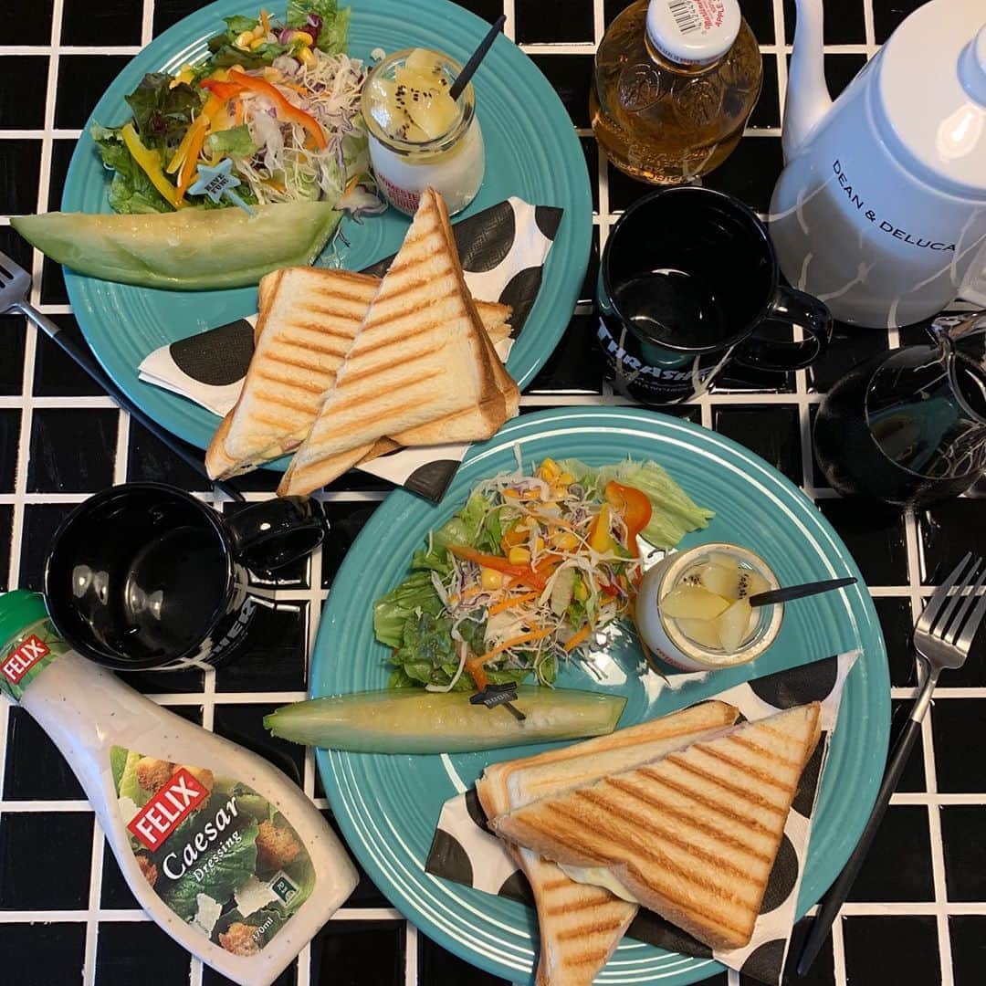 のインスタグラム：「今日はひなせがshowroomイベント最終日でひなせの大好物なホットサンドでランチ😋やっぱりハムチーズは最強🤩 ☆ 毎日朝の4時半に起きて学校のテストと同時進行で頑張ってたね🤓 ☆ とりあえず引きこもり生活😂 ☆ 最強はサラダにスウィートチリソースかけて食べるのが好き🤩やってみて！美味しいから😋👍 ☆ 我が家パンは月に1回食べるか食べないかだからたまに食べると美味しいね！ アイスコーヒーが進む😎 ☆ 連絡最終日ゆっくり過ごします☺️🌿 ☆ #ホットサンド  #foodie#おうちカフェ#food#homemade#instafood#手料理#foodphoto#テーブルコーディネート#時短レシピ#ヘルシーメニュー#fooddaily#foodpic#foodstagram#おうちごはん#暮らし#節約レシピ#foodporm#vscofood#japanesefood#foodstyling#料理写真#breakfast #ワンプレート#愛情ご飯#nanasrecipe」