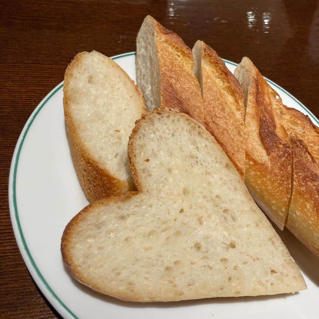 佐伯日菜子さんのインスタグラム写真 - (佐伯日菜子Instagram)「#パン は❤️になりがち 2枚目は#ベルギー の#シェレオン  最高すぎた。 また行きたいな。 #佐伯日菜子」7月26日 11時44分 - hinakosaeki