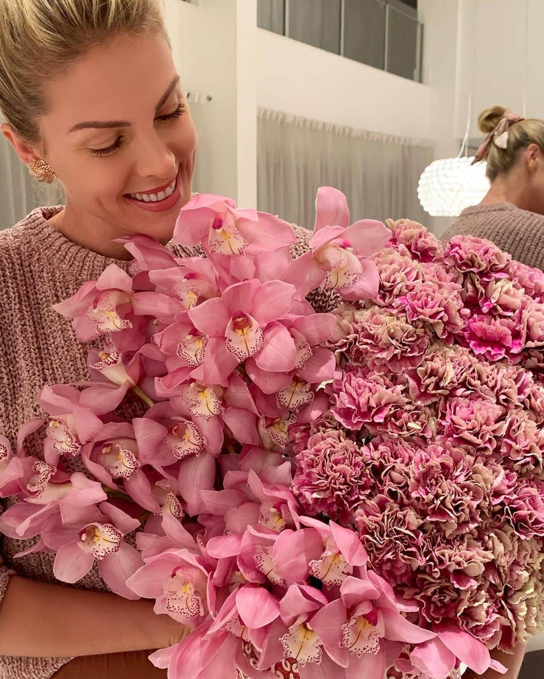 Ana Hickmannさんのインスタグラム写真 - (Ana HickmannInstagram)「Gente olha que coisa mais linda🥰Como eu amo flores!!! Rosas, Orquídeas, Cravos e Lisiantos são maravilhosos. Elas tem o poder de trazer alegria, beleza e boas energias pra casa. As melhores flores do Brasil são do @veilingholambra ❤️❤️❤️❤️❤️❤️❤️❤️❤️❤️❤️❤️❤️❤️🌸🌸🌸🌸🌸🌸🌸🌸🌸🌸🌸🌸🌸🌹🌹🌹🌹🌹🌹🌹🌹🌹🌹🌹🌹🌹 #flowers #flores #euamoflores」7月26日 11時45分 - ahickmann