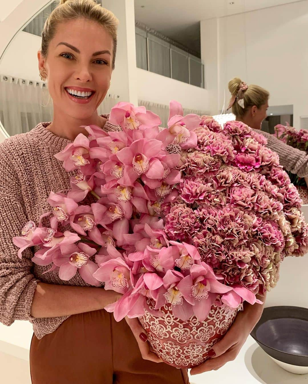 Ana Hickmannさんのインスタグラム写真 - (Ana HickmannInstagram)「Gente olha que coisa mais linda🥰Como eu amo flores!!! Rosas, Orquídeas, Cravos e Lisiantos são maravilhosos. Elas tem o poder de trazer alegria, beleza e boas energias pra casa. As melhores flores do Brasil são do @veilingholambra ❤️❤️❤️❤️❤️❤️❤️❤️❤️❤️❤️❤️❤️❤️🌸🌸🌸🌸🌸🌸🌸🌸🌸🌸🌸🌸🌸🌹🌹🌹🌹🌹🌹🌹🌹🌹🌹🌹🌹🌹 #flowers #flores #euamoflores」7月26日 11時45分 - ahickmann