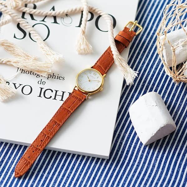のインスタグラム：「「SPICA」¥15,000+tax  光を味方に。 使い捨て電池を使わないエコなソーラー腕時計でサスティナブルにお洒落を楽しみませんか。時間が見やすいシンプルデザイン、高級感のある型押しレザーストラップは、きれいめのエレガントなスタイルから日常のカジュアルスタイル迄、様々なシーンにマッチします。 ・ #spica #spicawatch #スピカ #手元 #手元美人 #手元コーデ #手元くら部 #手元倶楽部 #手元のおしゃれ #セルフネイル部 #週末ネイル部 #大人女子ネイル #誕生日プレゼント時計 #記念日プレゼント時計 #母の日プレゼント時計　#母の日プレゼント #母の日ギフト #ソーラー充電 #ソーラーウォッチ  #ソーラー時計  #tictacwatchshop #クリスマスプレゼント時計 #ネイルと時計 #オトナ女子コーデ #大人女子コーデ #時計クリスマスプレゼント #クリスマスプレゼント #クリスマスギフト#スピカ時計」