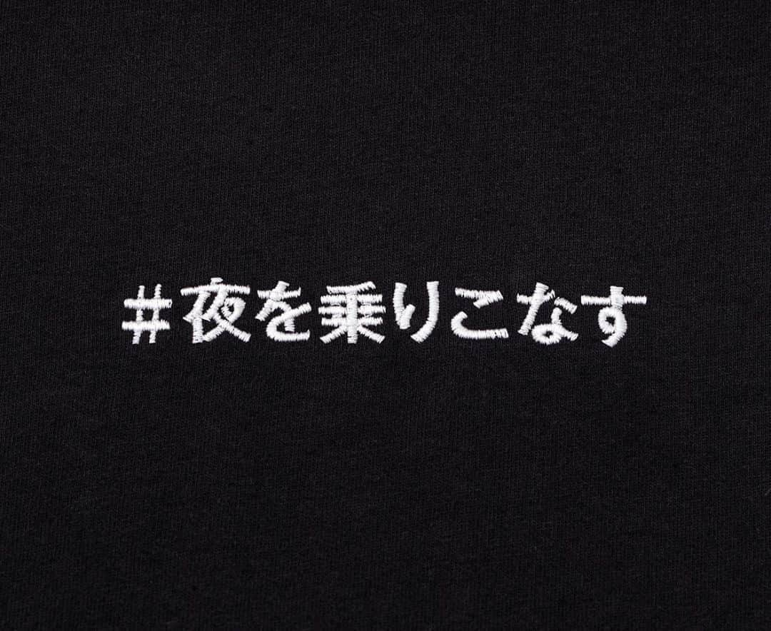 サカナクションさんのインスタグラム写真 - (サカナクションInstagram)「スタイリストの山本康一郎氏が手がけるレーベル「スタイリスト私物」と、SNSを中心に発信するブランド「ENNOY(エンノイ)」とサカナクションによるトリプルネームアイテム『スタイリスト私物 と ENNOY と sakanaction #夜を乗りこなすT 「祈りと手洗い」バージョン』のサカナクション公式オンラインストア限定での抽選販売が決定いたしました。  フロントには、サカナクションが展開する活動「#夜を乗りこなす」とENNOYのロゴを刺繍。 バックには、アーティスト高岡周策氏の『祈りと手洗い』をプリント。 左袖には本アイテム限定のピスネームが付きます。 ボディには、柔らかく着心地の良いUKラインのRussell Athletic製を採用。 『祈りと手洗い』ステッカーが付属します。  抽選応募期間 2020年7月26日(日)12:00～2020年8月1日(土)23:59  当落発表 8月6日 (木) 12:00 予定  お届け時期 8月18日 (火) ～ 順次発送予定  注意事項 ・お届け時期は予告なく変更となる場合がございます。 ・配送時期のお問い合わせには対応出来かねますので、予めご了承ください。  photo by @tomoymd  stylist @mitershinichi  hair & make @asami_nemoto」7月26日 12時05分 - sakanaction_jp