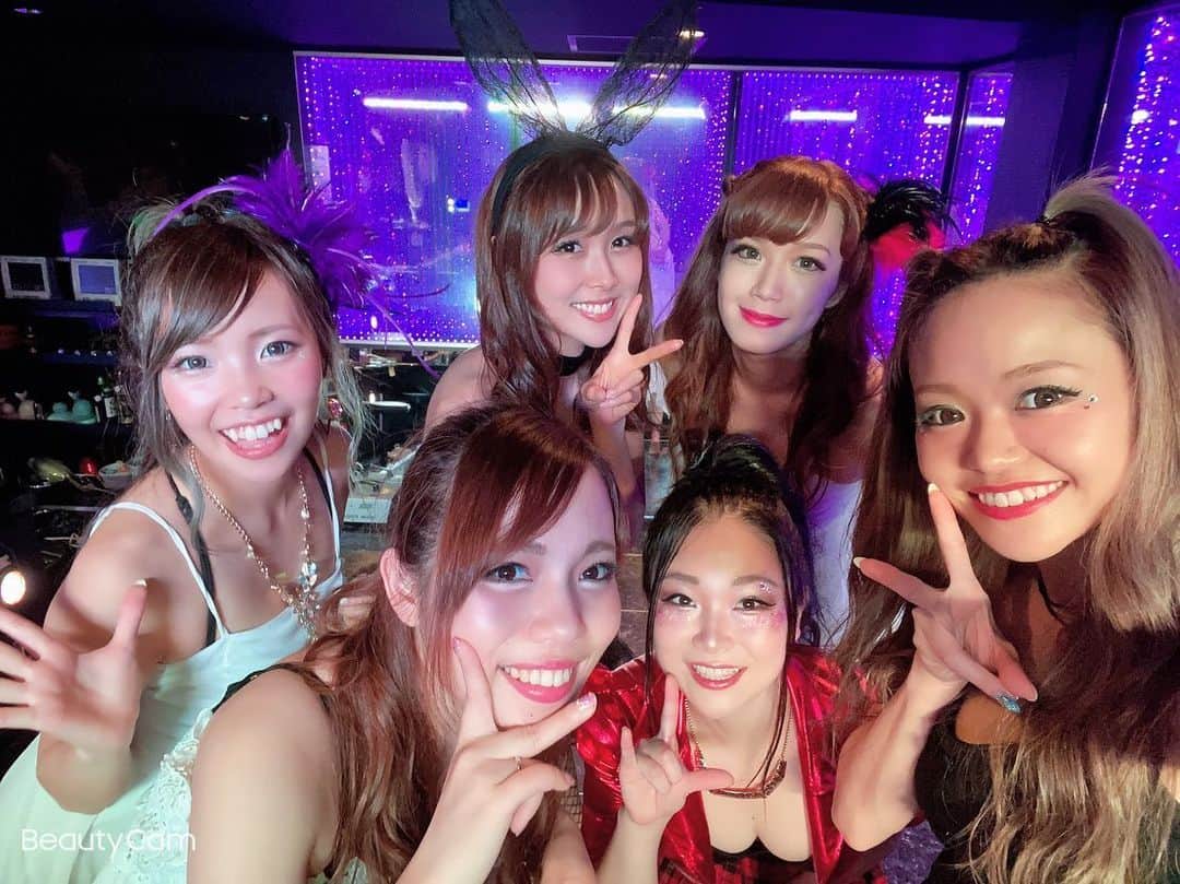 小池ジョアンナのインスタグラム：「先日、NAOMIO姉妹 @naomio_presents の府中JEWELでイベント出演させて頂きました！一緒に盛り上げてくれた華やかなダンサー達💃❤️ みんなとっても素敵で、今回２回目のSHOWだったんだけど、１日最高に楽しかった✨✨みんなありがとう🥰 #府中jewel #naomio #dancers #girls」