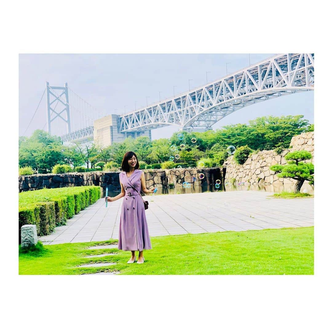 のインスタグラム：「⛲️💜 . いつかの休日。 そろそろ梅雨明けかなあ？ . ようやく夏が来る🥰🍉 . #瀬戸大橋 #瀬戸大橋記念公園 #シャボン玉 #だいぶ好きです #ディズニーにもいつも持ってく😂 #あー早くディズニー行きたい 🐭 #今は我慢のとき」