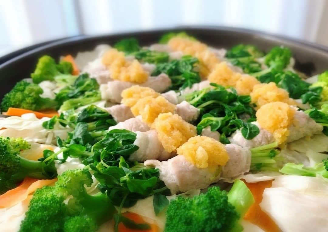 のインスタグラム：「【豚肉蒸ししゃぶおろしだれ】 こんにちは！Kazuyoです。 今回は、野菜がたくさん食べられる蒸ししゃぶをご紹介します。 オリーブオイルと大根おろしで作るたれは、夏にぴったりなさっぱり風味。 ホットプレートを使えば、ラクラクできて楽しめます！  《材料　4人分》 豚肉薄切り 300g 豆苗　　1パック キャベツ　　4枚 玉ねぎ　　1個 にんじん　　1/4本 もやし　　1袋 ブロッコリー　　1/2株 大根 10cm（400g） （a）酢 大さじ2 （a）酒 小さじ1 （a）砂糖 小さじ1/3 （a）しょうゆ　大さじ2 （a）オリーブオイル 大さじ2  《作り方》 ①	大根は皮をむいてすりおろし、ざるに上げて水けをきっておく。 ②	①と（a）を和えておろしソースを作る。 ③キャベツはひと口大のざく切り、玉ねぎは薄切り、にんじんは拍子木切り、もやしはひげ根をとって洗い、ブロッコリーは小房にわける。 ④	豆苗は根元を切り落とし、豚肉で巻く。 ⑤	ホットプレートを熱し、③の野菜を敷いて④をのせる。ふたをして5〜6分、豚肉の色が変わるまで蒸して肉に火を通す。 ⑥	②をかけて食べる。  大根おろしの辛み成分は揮発性なので、おろしてから時間がたつと辛みが和らぎます。 ピリッとした辛味を味わいたい場合は、食べる直前に作ってくださいね。 このおろしだれは肉料理との相性ばっちり。 今回の蒸ししゃぶのほか、ハンバーグにかけてもおいしいですよ。 ほかのお料理にも応用してお楽しみください。  #オリーブオイル　#オリーブオイルライフ　 #蒸ししゃぶ　#ホットプレート　#豚肉　#豚肉巻き　#大根おろし　#おろしだれ #おいしい #料理 #レシピ #クッキングラム #デリスタグラマー #レシピ #おうちごはん #いただきます #food #yammy #recipes #foodpic #yummyfood #cooking #instafood #homemadefood」