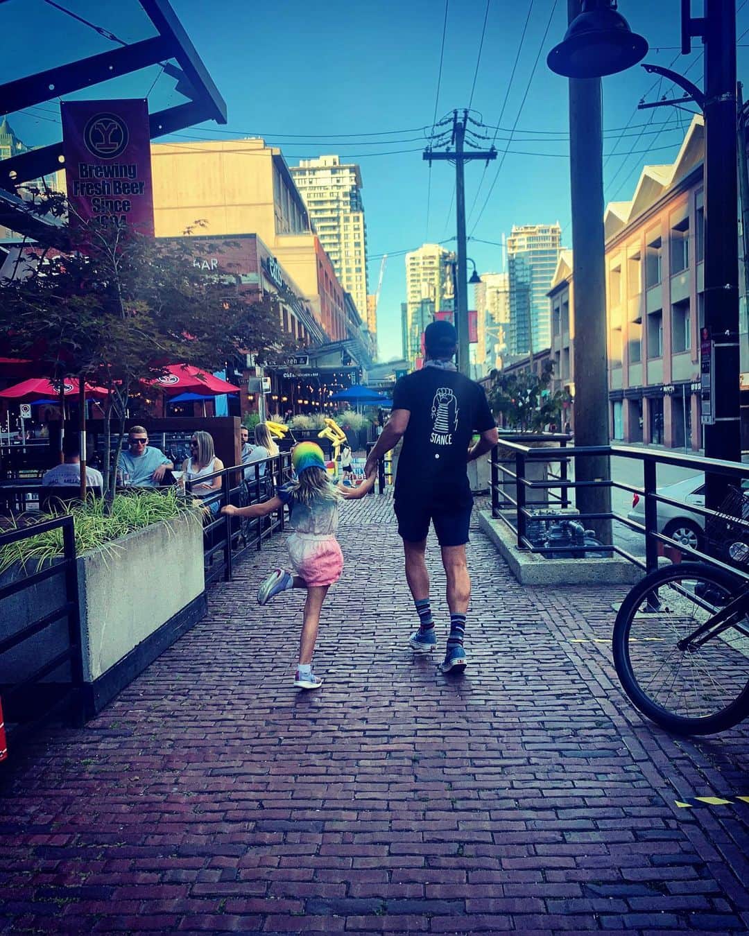 スティーヴン・アメルのインスタグラム：「When the world gets unpredictable, it feels right to look for familiarity. So here we are... we left our old stomping grounds last November... and on the B-Side of our Quarantine Adventure we landed right back where we were. Feels like home.」