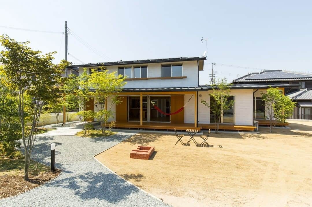 はりまの家さんのインスタグラム写真 - (はりまの家Instagram)「のびやかに暮らす、大きな木の家 施工：株式会社 プレスト @presto.co  . ─────────────────────── 敷地の広さを生かしてゆとりある暮らしの場に。 LDKの大開口からつながるウッドデッキは懐の深い軒が雨や夏の日差しを遮るアウトリビング。 その先にはイロハモミジヤヤマボウシなど里山をイメージした木々が季節の彩を添える。 ─────────────────────── 詳しくは @harimanoie からHPをチェック！ ─────────────────────── . . #デザイン住宅 #自然素材 #建築士 #ウッドデッキ #堀ごたつ #姫路市 #赤穂市 #たつの市 #加古川市 #明石市 #神戸市  #工務店 #ハウスメーカー #注文住宅 #施工事例  #インテリア #モデルハウス #マイホーム #家作り #家 #おうち #interior #architect #house #homedesign #はりまの家」7月26日 12時00分 - harimanoie