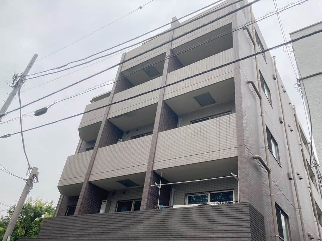 せたがやクラソンのインスタグラム：「『孤独にグルメな豪徳寺 305』﻿ ﻿ ・小田急線小田原駅 徒歩5分 ・8.55万円・25.99㎡・1K ___________________________________________________________________﻿ ﻿ 食のポテンシャル高し！ 小田急線「豪徳寺」駅から、おじさんが孤独にグルメするドラマでも取り上げられた、おいしい定食屋のある商店街から脇道を入って、徒歩5分。  南向き8.5帖の明るい1K。フローリングがダークトーンでちょっと高級感のある落ち着いた雰囲気のお部屋。清潔感ありで、クセの無いシンプルに住みやすそうなマンション。  ▼この物件の詳細、﻿ そのほかのお部屋はプロフィールのリンクから﻿ @setagayakurasson﻿ ___________________________________________________________________﻿ ﻿ 「オンラインでお部屋探し」スタートしました ご相談お待ちしております。 ﻿ ﻿ _____________________________________________________________________﻿ ﻿ #せたがやクラソン #せたがやンソン #賃貸 #お部屋探し #世田谷区 #世田谷散歩 #リノベーション #賃貸インテリア #日常 #オンラインお部屋探し #引っ越し #内見 #部屋   #小田急線 #豪徳寺駅 #世田谷線 #ひとり暮らし #駅近 #バルコニー  #フローリング #マンション #定食屋  #インテリア  #リビング  #バー #カレー部」