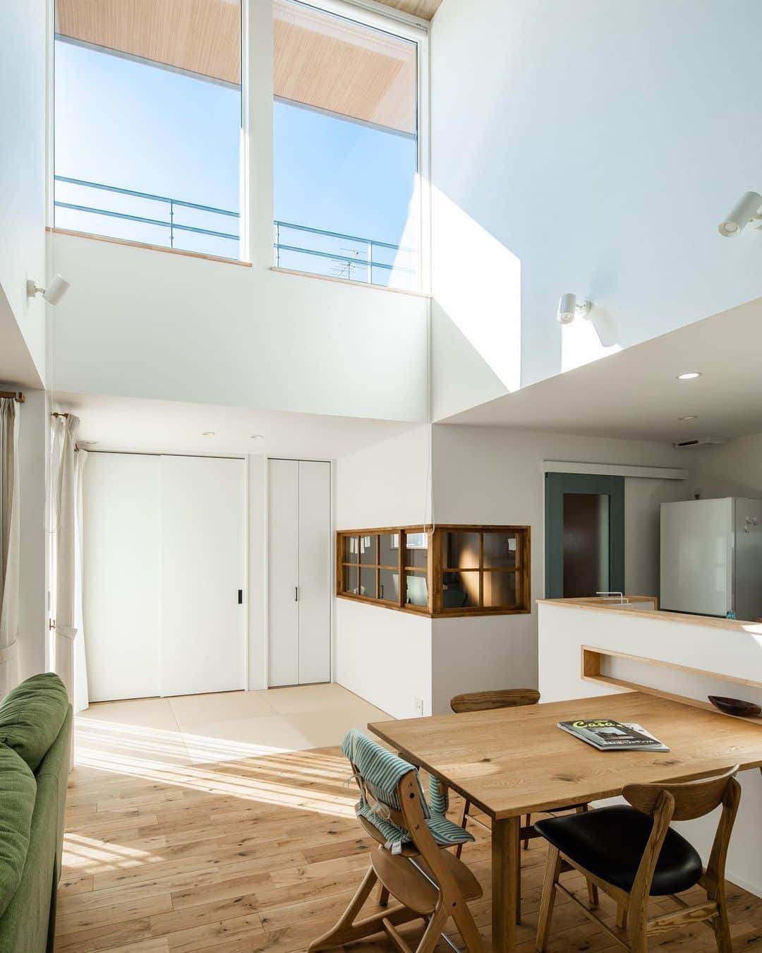 ルポハウス一級建築士事務所さんのインスタグラム写真 - (ルポハウス一級建築士事務所Instagram)「・ ・ ・ 吹き抜けから降り注ぐ、暖かい光に包まれる空間。 ・ ダイニングテーブルとカウンター前ニッチの高さを合わせ、使いやすさと見た目の美しさを両立しています。 ・ ・ ・ 𓐌𓐌𓐌𓐌𓐌𓐌𓐌𓐌𓐌𓐌𓐌𓐌𓐌𓐌𓐌𓐌𓐌𓐌  ルポハウスの施工事例はこちらまで☞ @reposhouse  𓐌𓐌𓐌𓐌𓐌𓐌𓐌𓐌𓐌𓐌𓐌𓐌𓐌𓐌𓐌𓐌𓐌𓐌 #ルポハウス は#ちょっとかっこいい家 を"友人のために" という思いでつくっています。 一生に一度の#マイホーム。 「あなたにしかできない」×「ルポハウスだからできる」で、 私たちだけの#家づくり を思いっきり楽しんでみませんか？！ ・ ・ ・ #住宅 #注文住宅 #新築一戸建て #デザイナーズ住宅  #一級建築士事務所 #設計事務所  #滋賀県大津市 #滋賀県草津市 #滋賀県栗東市  #滋賀県近江八幡市 #設計士とつくる家 #リビングインテリア #吹き抜けリビング #吹抜けリビング #ナラ無垢 #オーク無垢 #室内窓 #ダイニングインテリア#カウンターニッチ #キッチンインテリア」7月26日 12時06分 - reposhouse