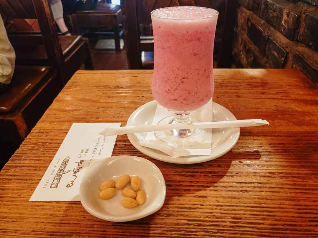 葉山いくみのインスタグラム：「先日さぼうるさんで飲んだ生いちごジュース🍓 めちゃくちゃおいしかったー！ 今日みたいな暑い日にぴったり。 今度はナポリタンも食べに行きたいな😋🍝💕  #さぼうる #東京 #tokyo #神保町 #神保町カフェ #神保町さんぽ #スイーツ #sweets #カフェ #カフェ巡り #カフェ散歩  #カフェスタグラム  #cafe #cafestagram」