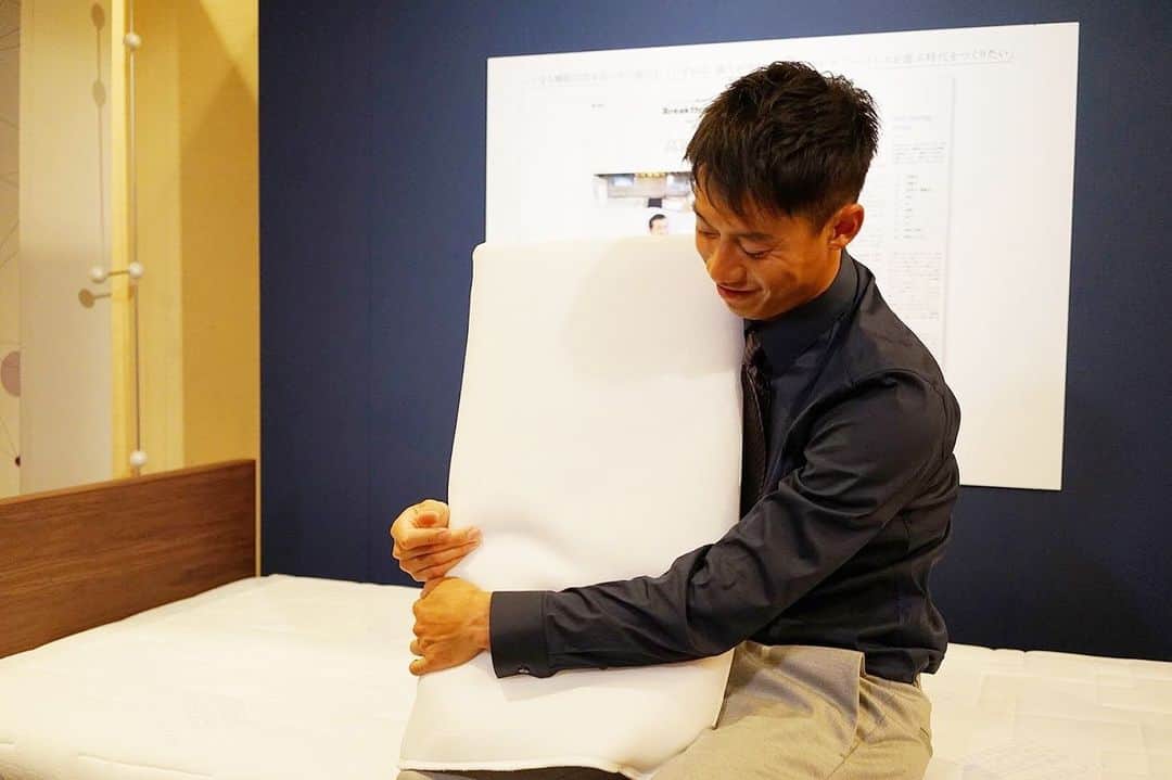 のインスタグラム：「「連休も終わりかぁ・・」と落ち込む皆さんに癒しを✨😇  2019年のイベント合間に、枕を抱える錦織選手をパシャリ🤳  充実した一日をお過ごしください！  #錦織圭 #teamairweave #エアウィーヴの宝物」